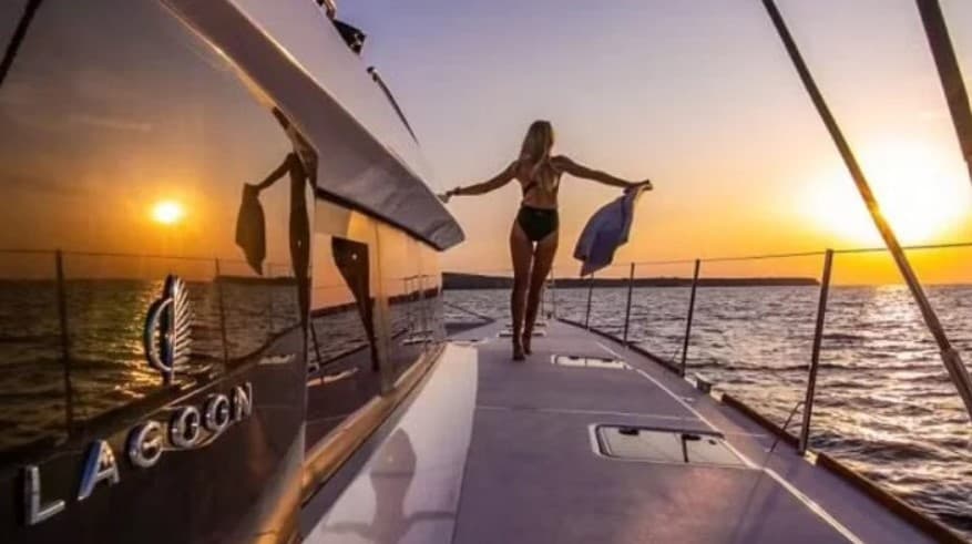 Sunset Sailing & Wine with Rent a Boat in Lisbon