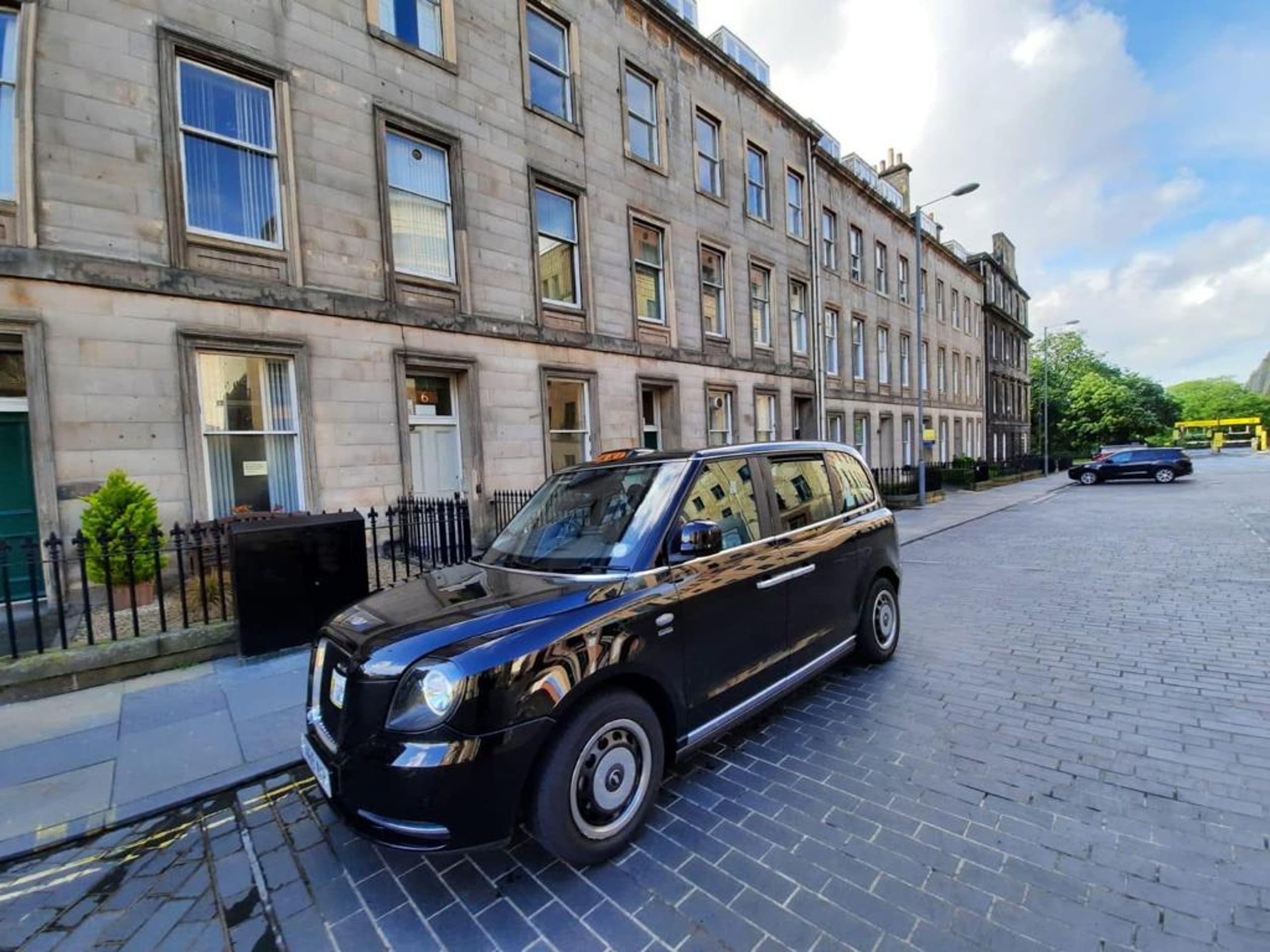 Efficient Airport Transfer Service by Love Scotland & Edinburgh Tours