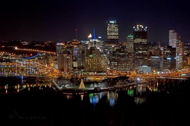 Pittsburgh Light-Up Night Dinner Cruise on the Three Rivers