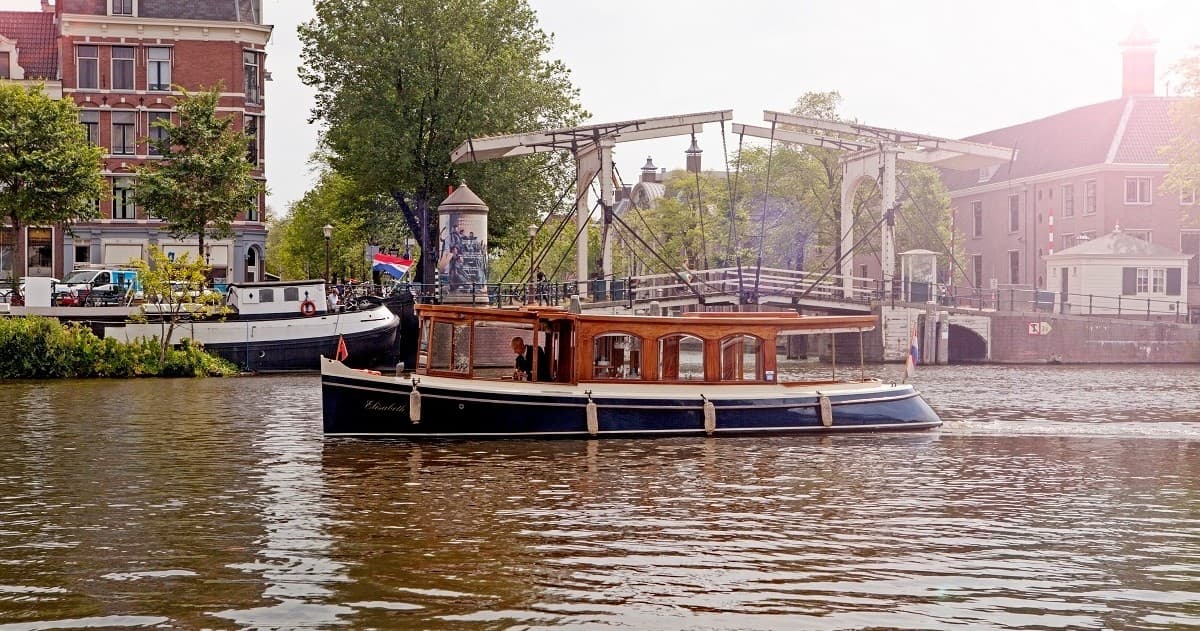 Luxury Boat & High Tea on the Zondag High Tea Rondvaart in Amsterdam