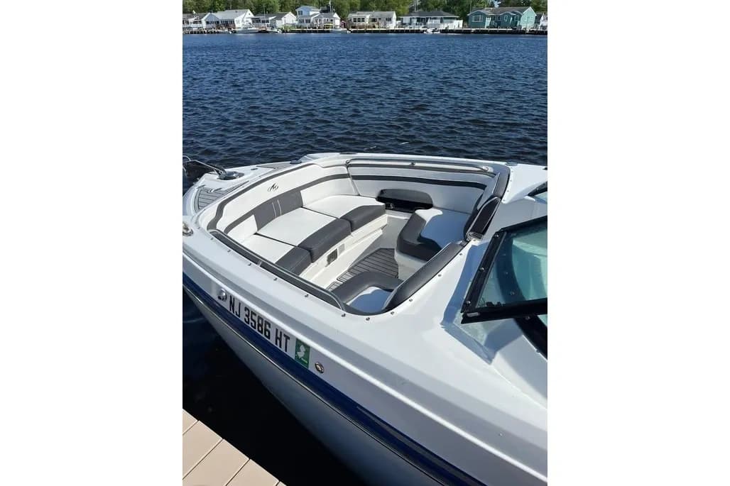 Monterey M6 Bareboat Charter on Lake Minnetonka: Luxury Day Trips from Excelsior photo 2