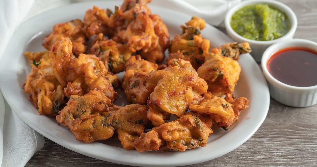 Plate of vegetable pakoras with chutneys, Indian snack served