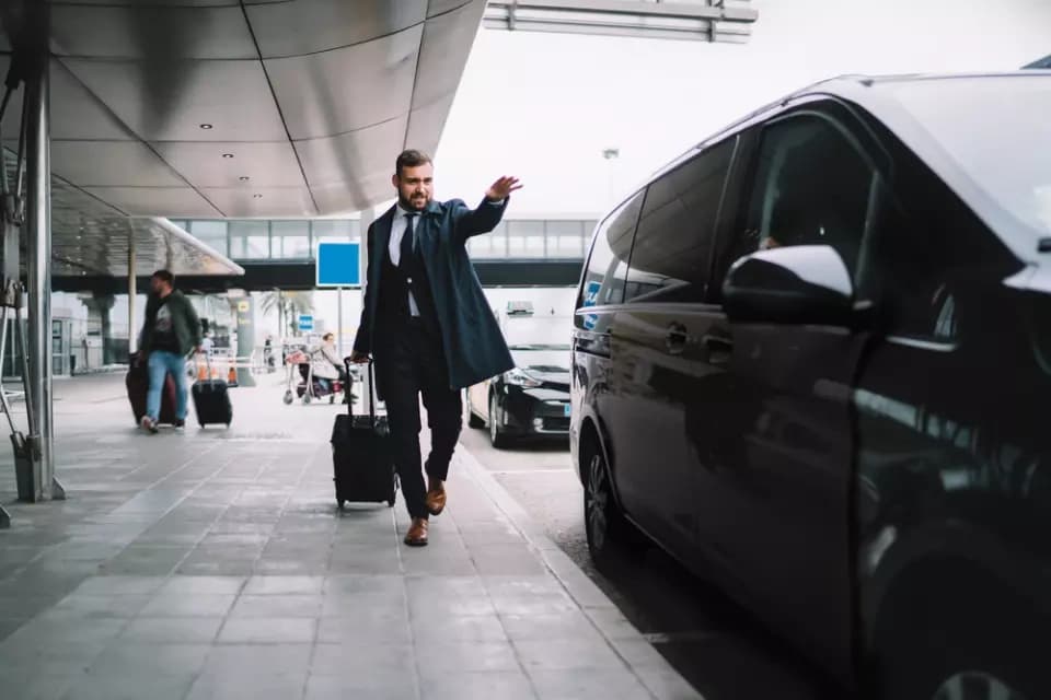 Arrive Easy: Shared Airport Transfer to Hilltop Hotel Iso-Syöte