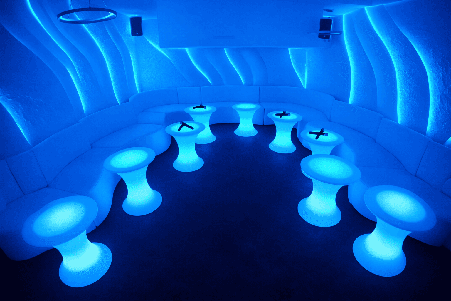 Private Karaoke Iceberg Room: Budapest's Multilingual Karaoke Experience photo 3