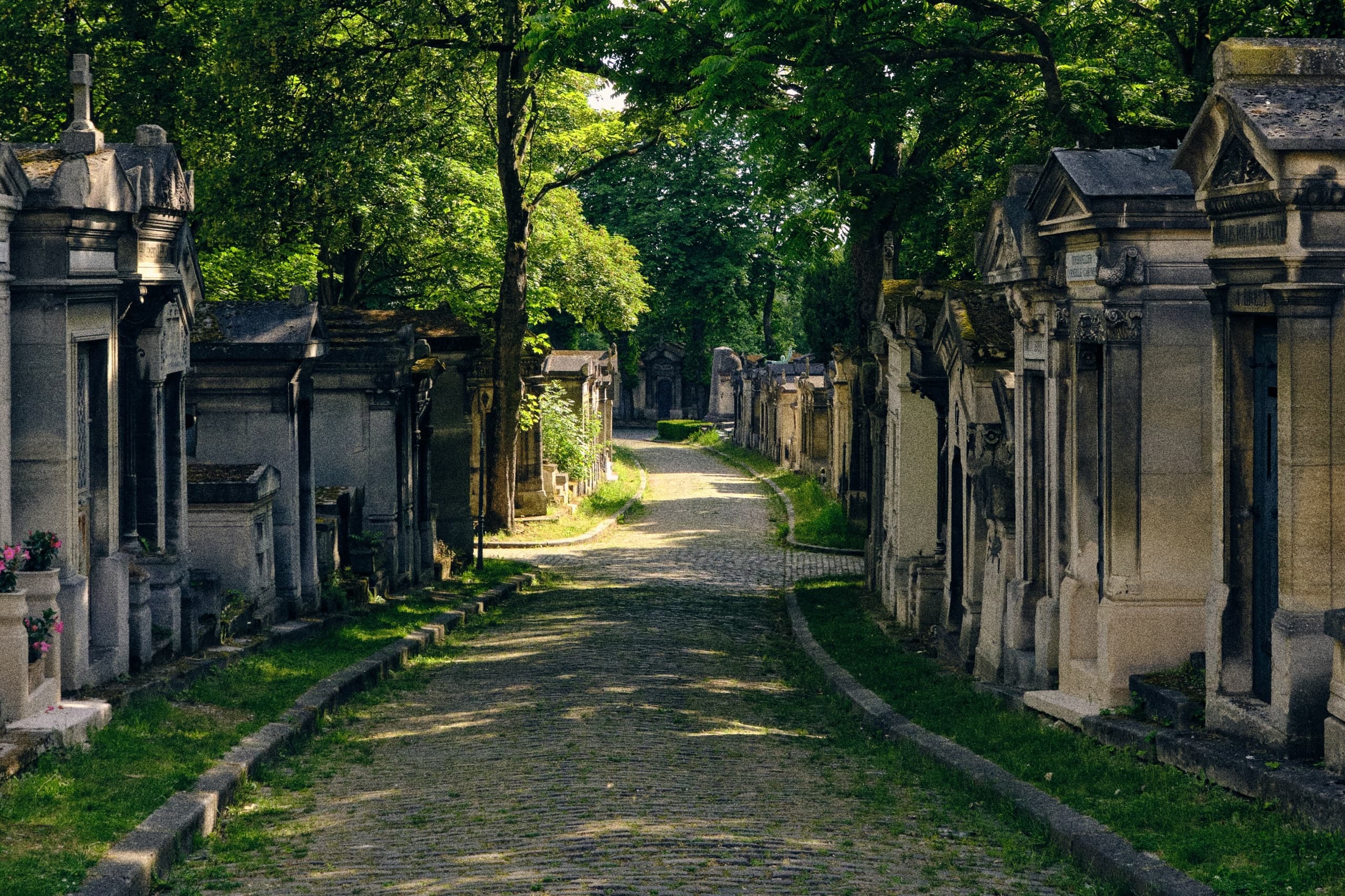Père Lachaise Cemetery Tour & Crepes with Letz Go City Tours EU
