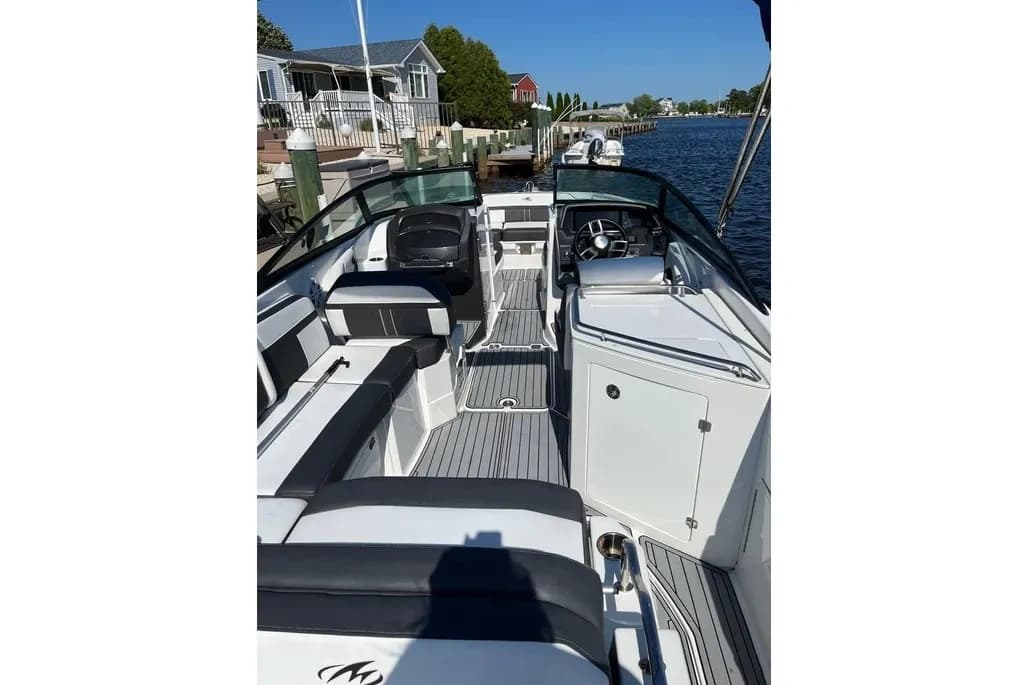 Monterey M6 Bareboat Charter on Lake Minnetonka: Luxury Day Trips from Excelsior