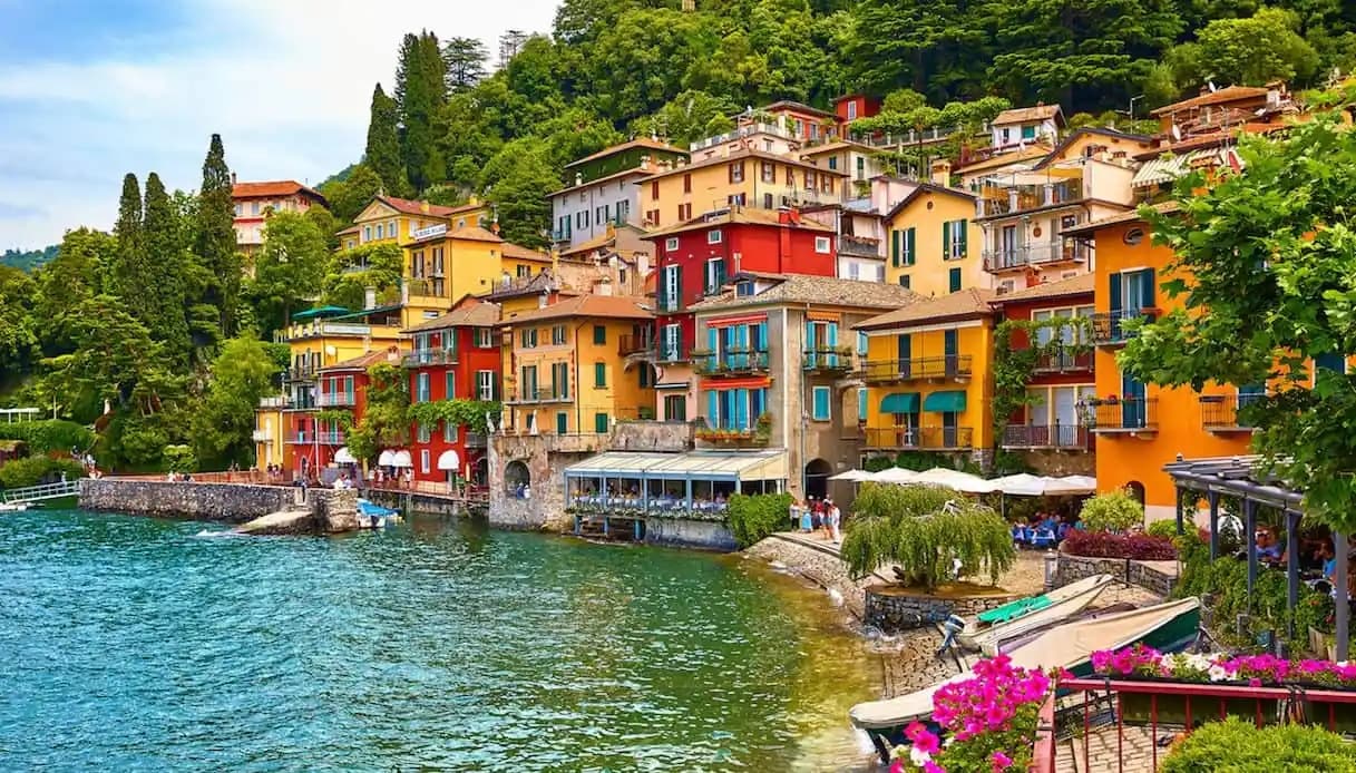 Private 4-Hour Boat Tour of Lake Como: Villas, Villages & Island Gems