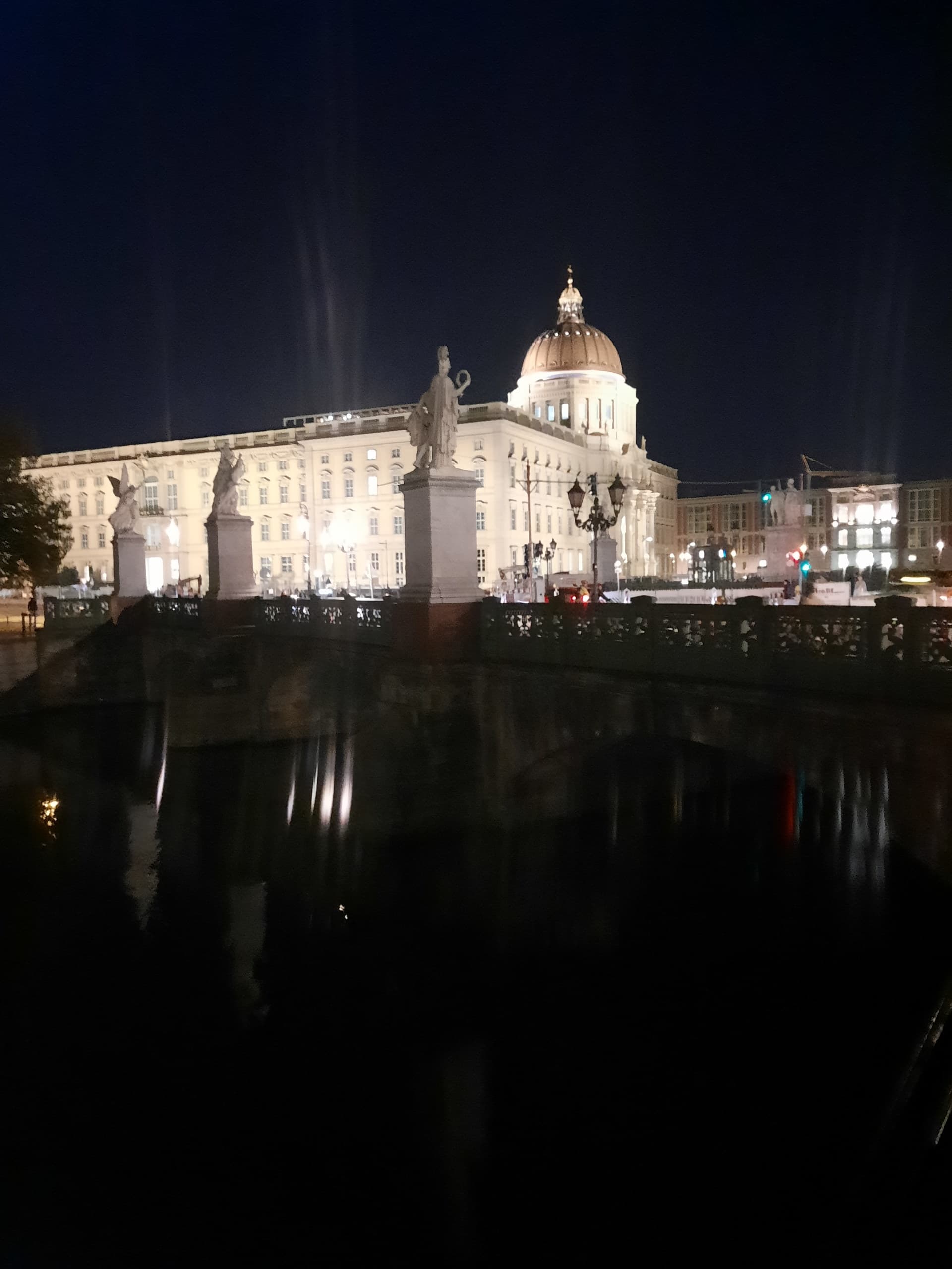 Berlin Walking & Public Transport Tour with Berlindividual