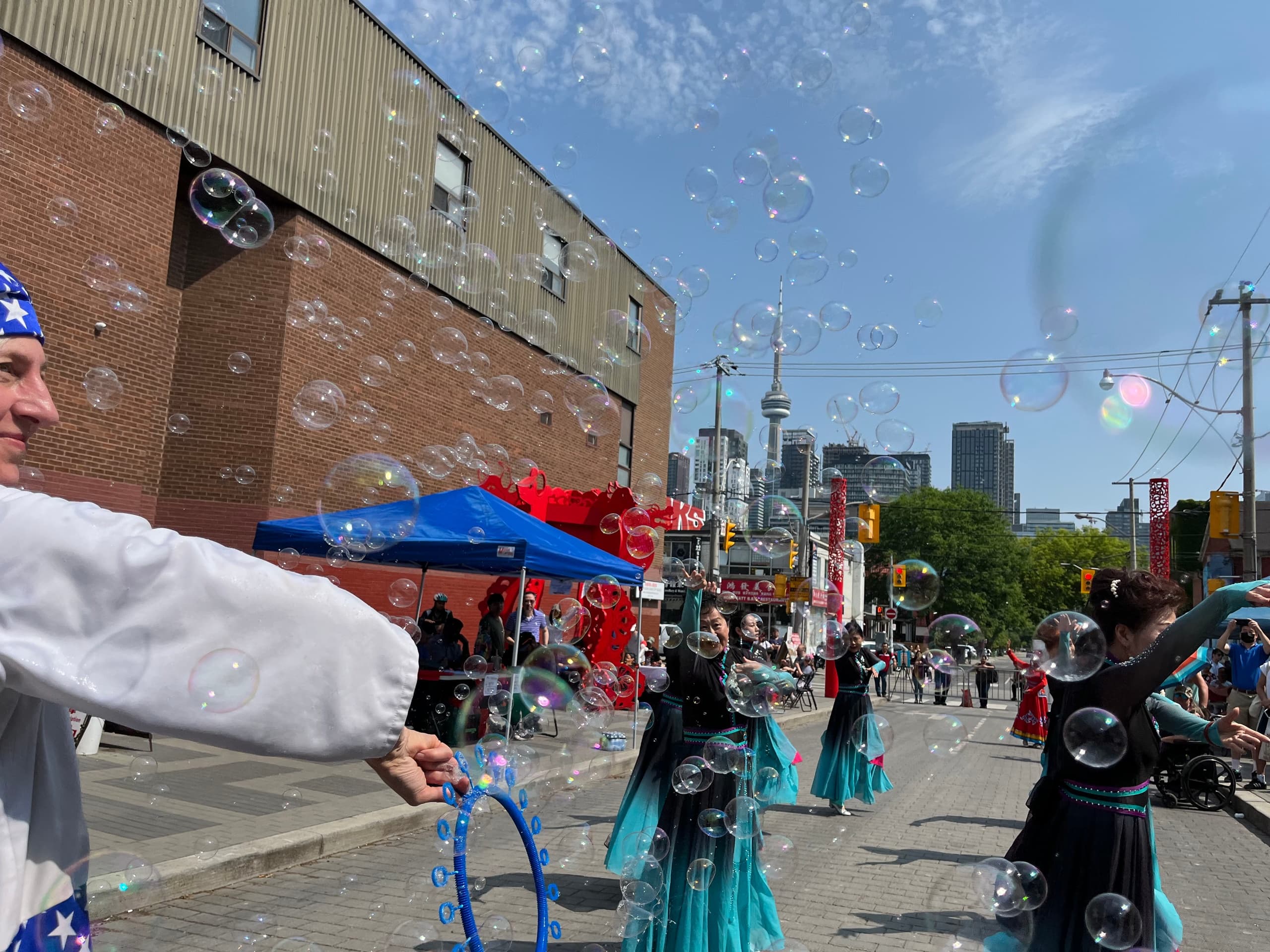 Roaming Bubble Entertainer in Toronto Adds Magic to Outdoor Events photo 1