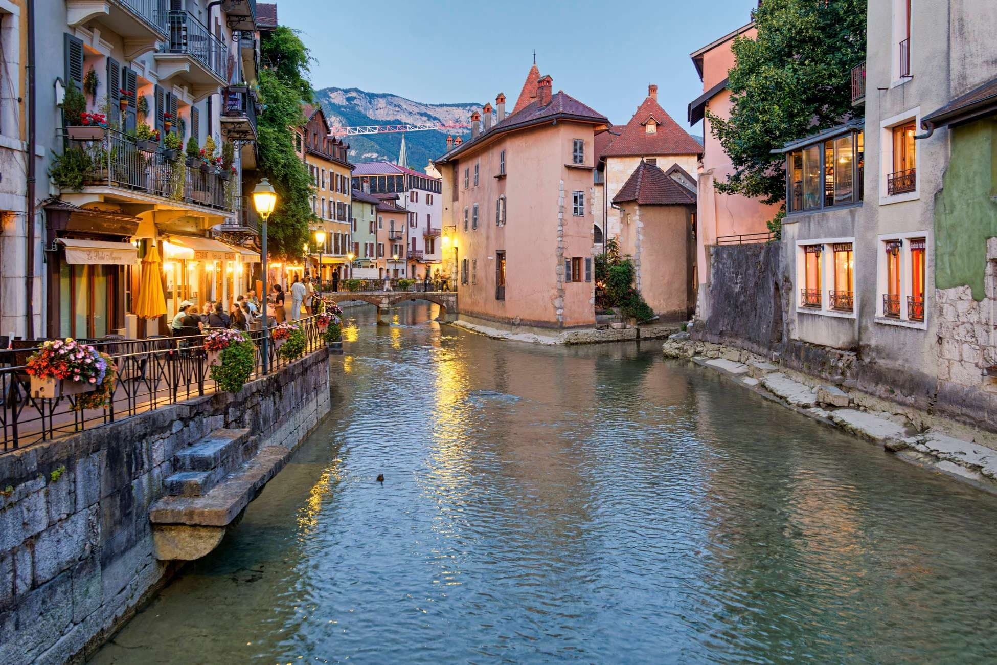 Annecy Old Town Walking Tour and Scenic Lake Cruise photo 1