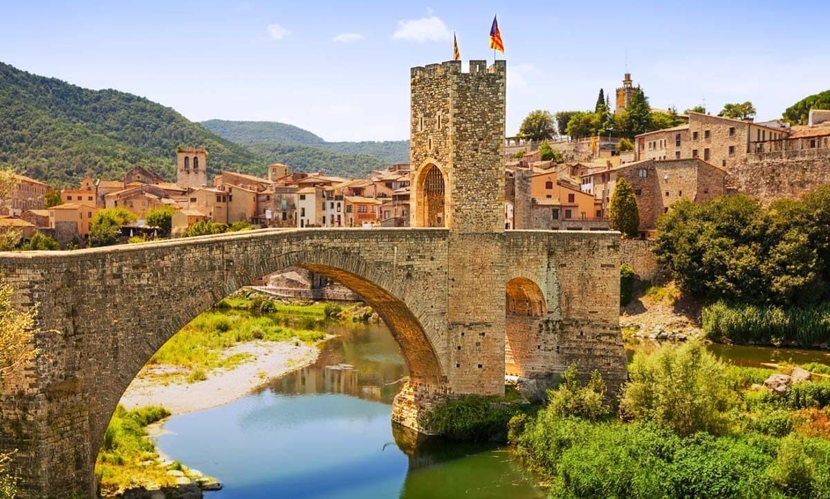 Medieval Villages and Basalt Cliffs: Besalú, Castellfollit & Santa Pau Day Trip from Barcelona