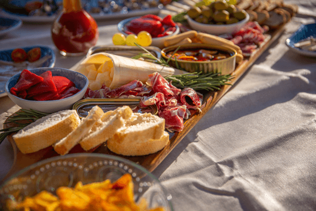Savor and Sail: Barcelona’s Ultimate Tapas and Coastal Sailing Experience