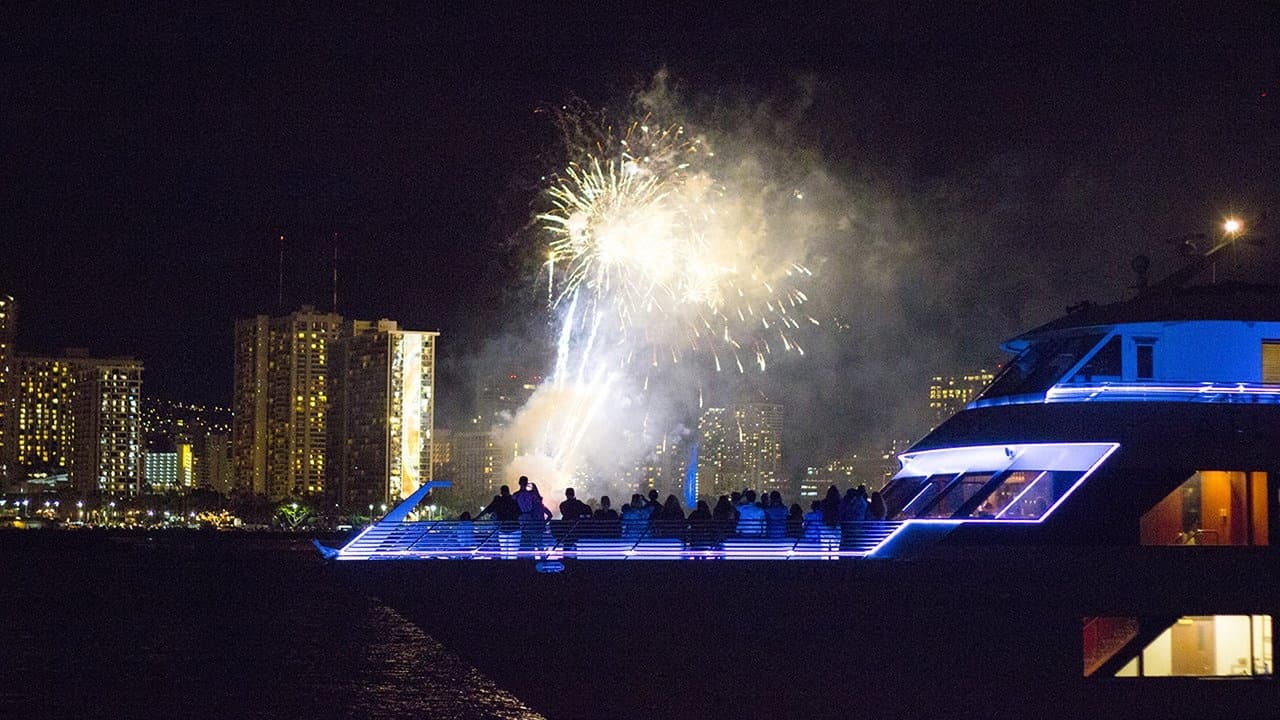 Waikiki Friday Fireworks Cruise: Cocktail, Live Music & Front-Row Ocean Views photo 4