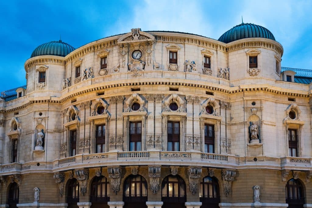 Luxury City & Art Tour in Bilbao by The Adventure Collective