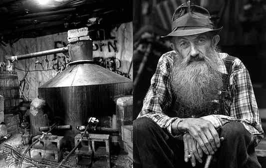 Famous Moonshine & Wine Tour by Tennessee Mountain Tours in Sevierville