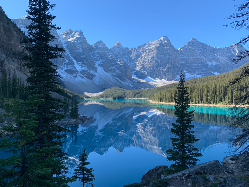 Discover Moraine Lake & Lake Louise with Explore Banff Tours
