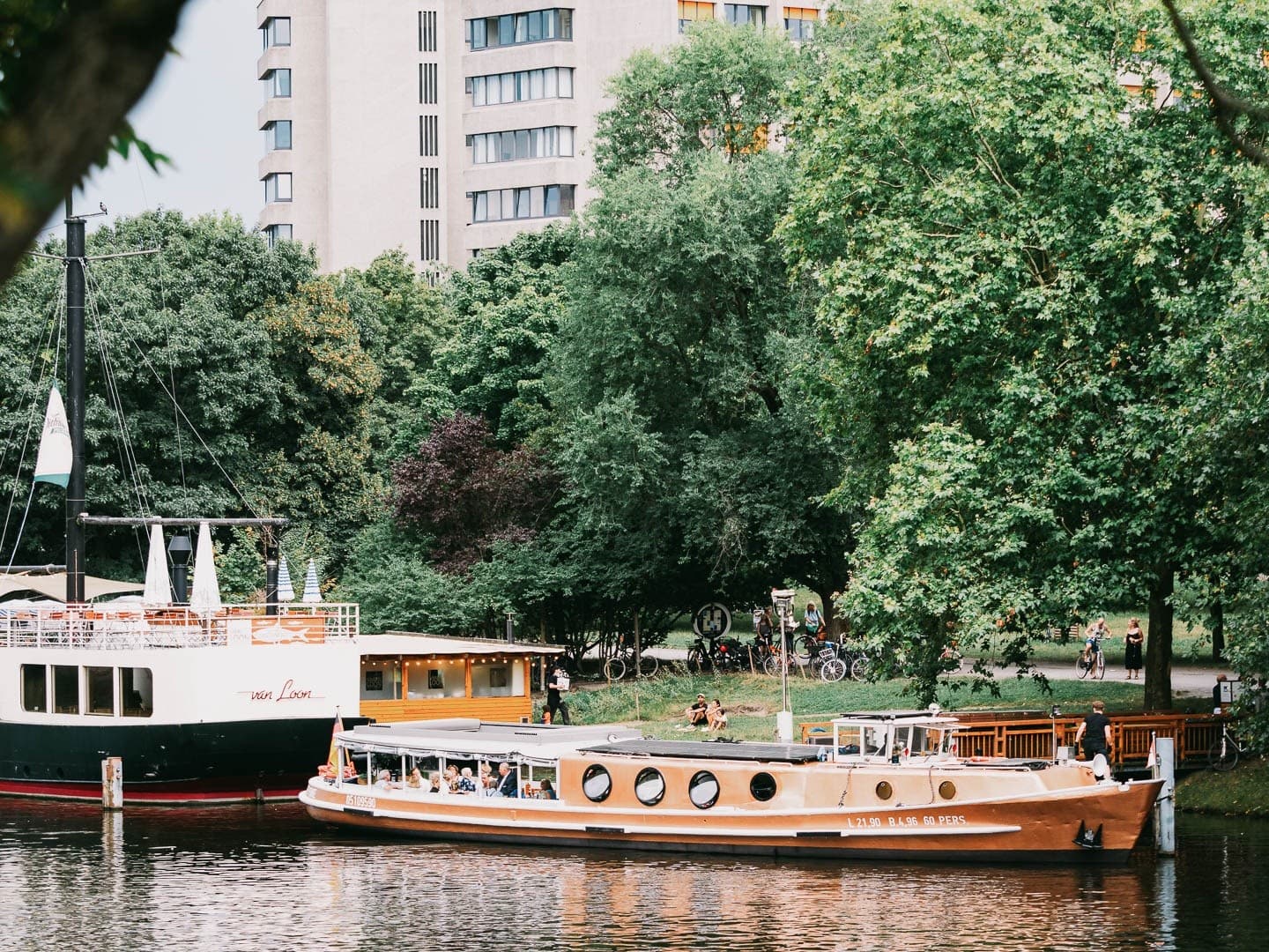 Electric BBQ Cruise on Berlin’s Landwehrkanal — Josi’s Afterwork Cruise