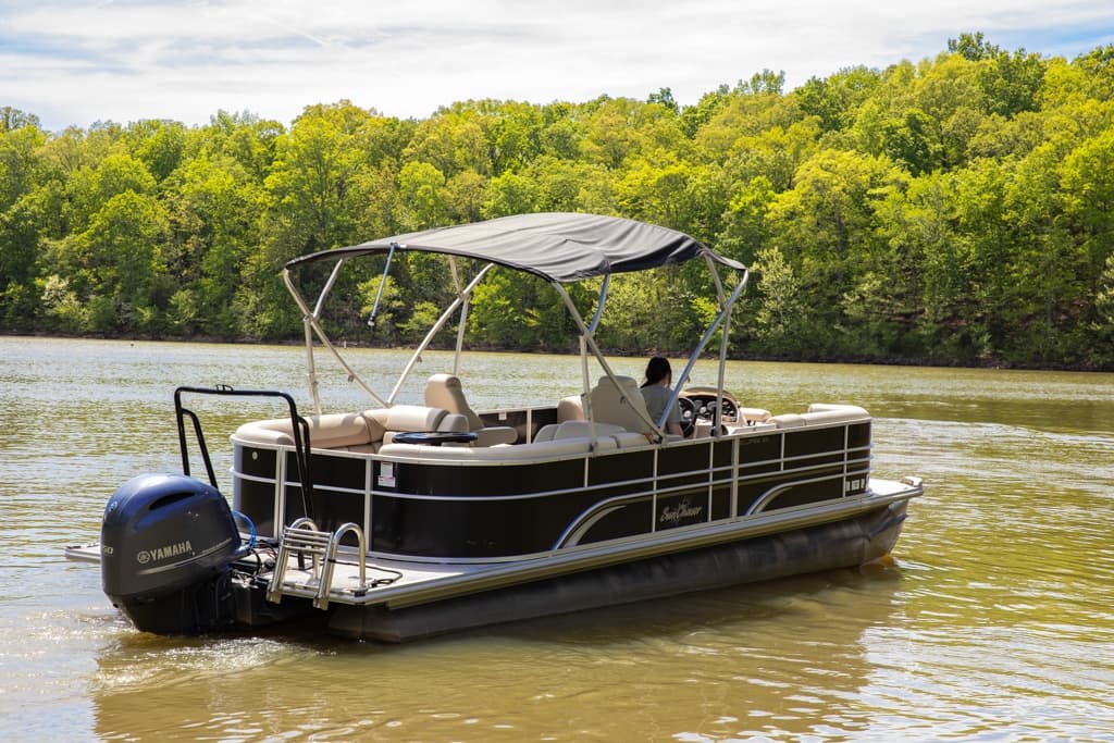 Explore Kentucky Lakes on a 26’ Sun Chaser Tritoon