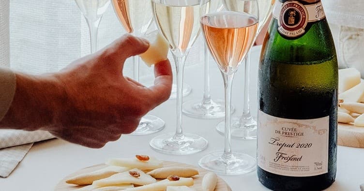 Food & Wine Outdoor Experience at Barcelona Cheese & Cava Paring