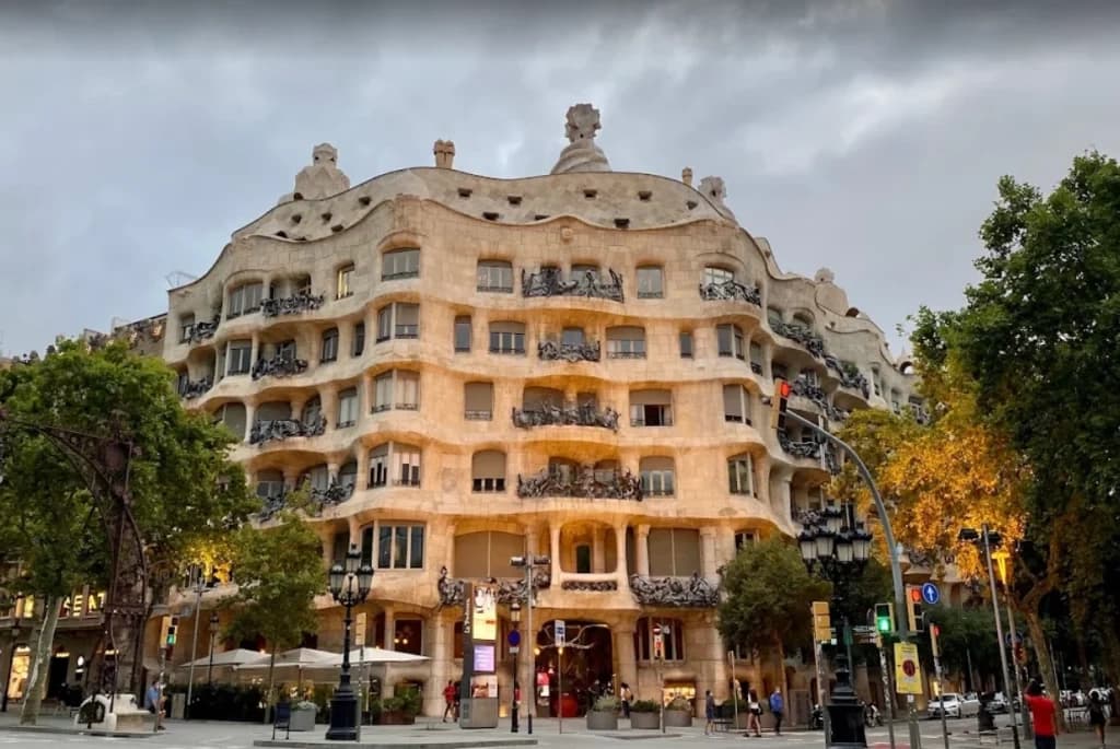 Passeig de Gràcia Walking Tour with Willy SEO SL