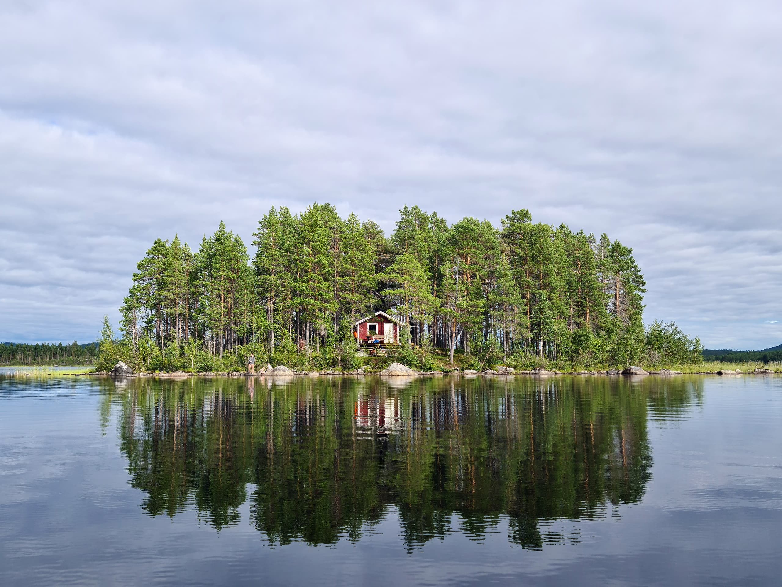 Wild Lapland: Island Retreat on Ruskträsket Lake