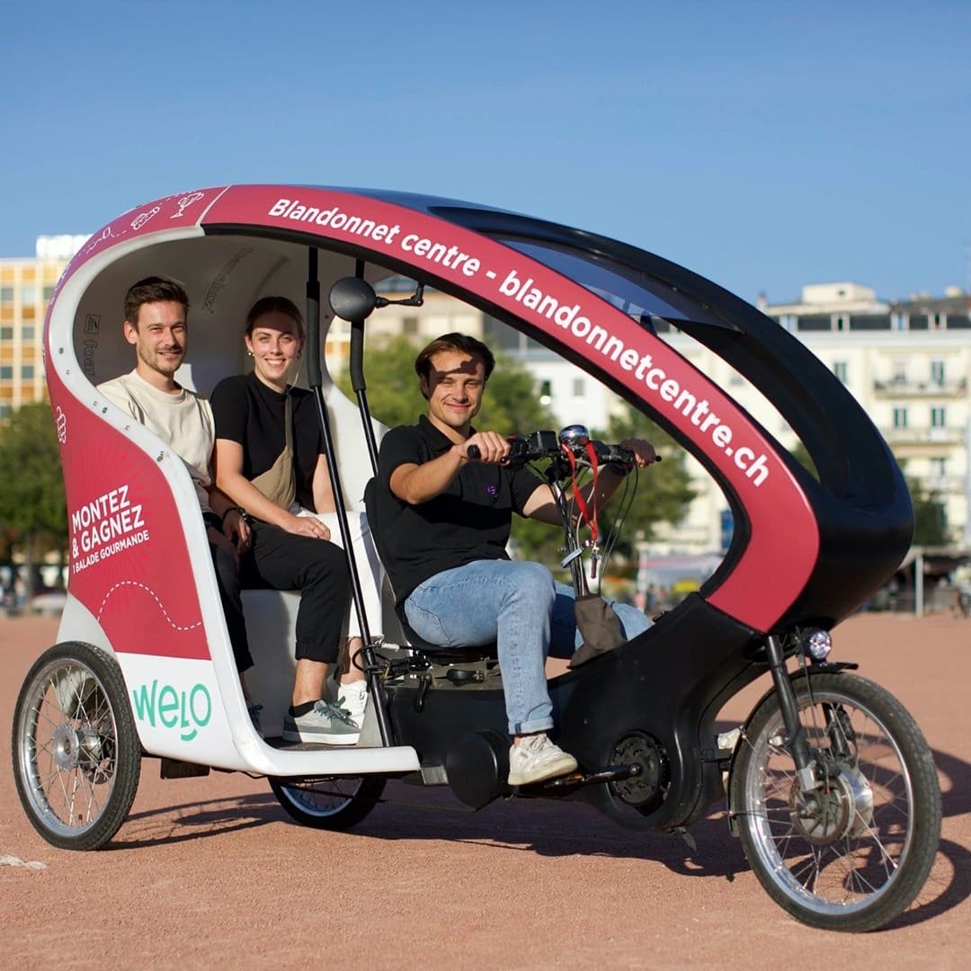 Geneva TaxiBike Romantic Tour: 90-Minute Champagne, Roses & City Ride