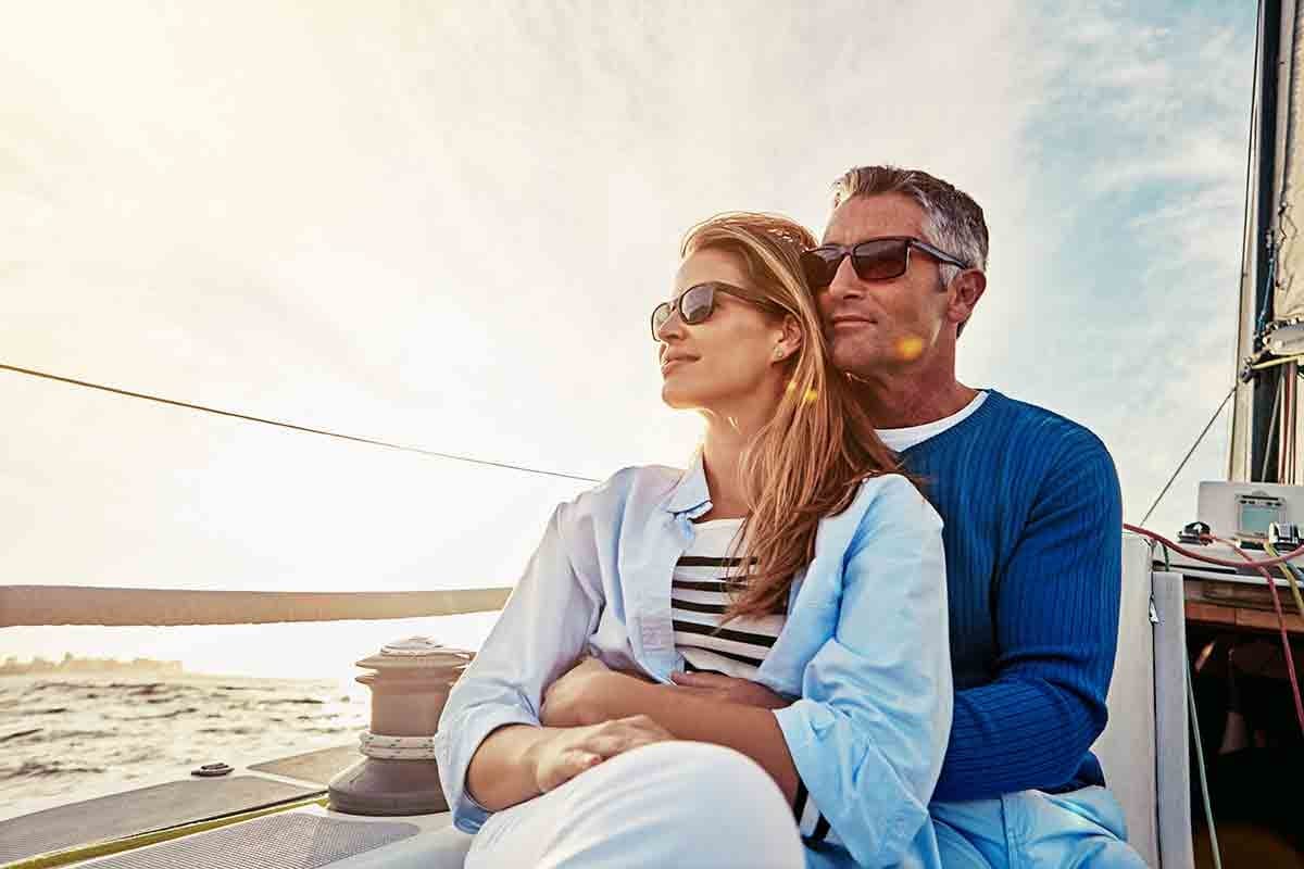 Noche romántica en velero en Barcelona