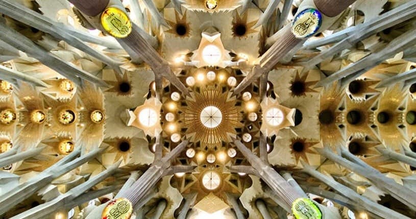 Sagrada Familia a Fondo Tour by ICONO Barcelona