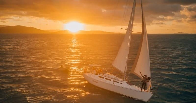 Domino Sunset Sail at Anchor Yacht Club, Airlie Beach