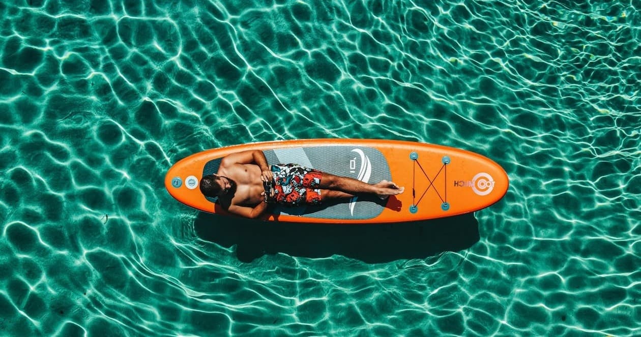 Stand-Up Paddleboard Rental in Gaia with Malibu Escola de Surf