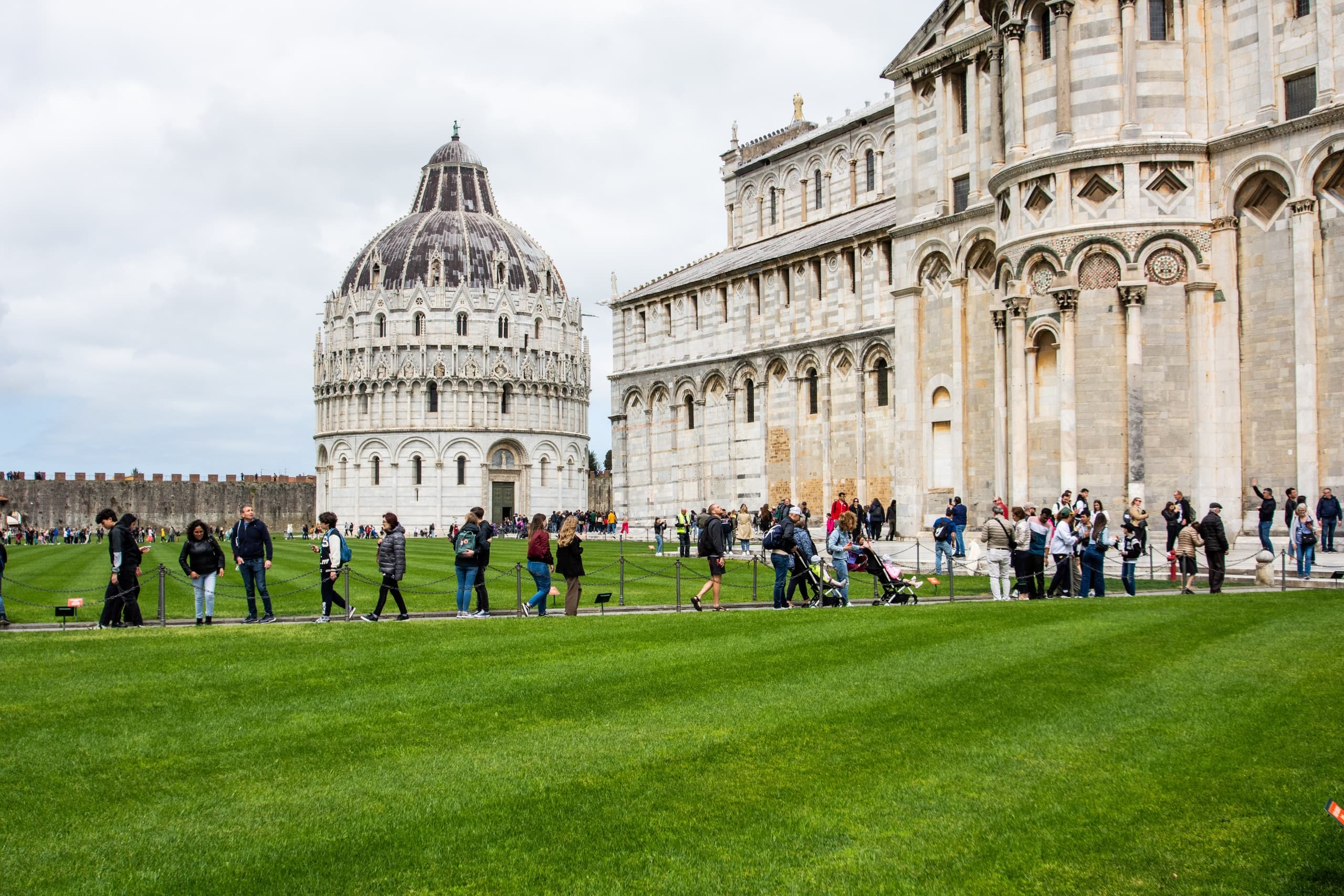Land Adventures: Pisa Miracle Free Tour in Pisa