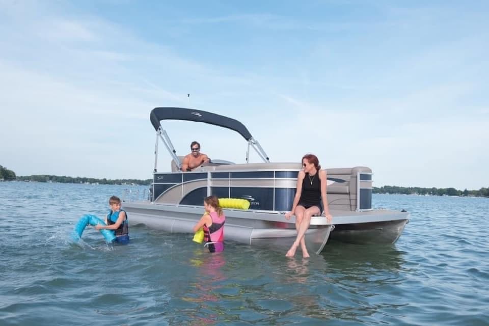 Water Activities with Calypso Cove Marina LLC: Tritoon Boat Rental