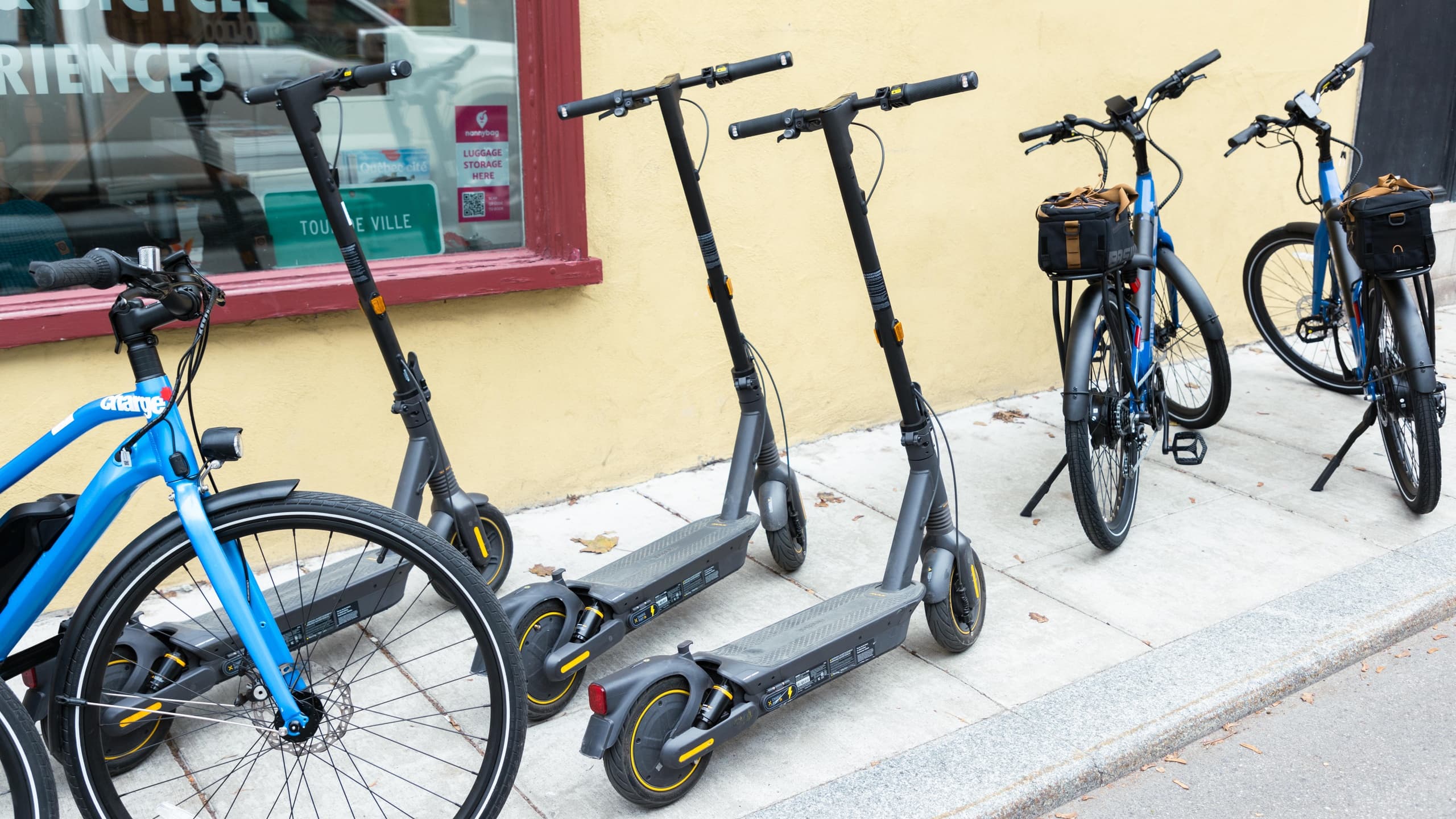Urban E-Scooter Adventure with Tuque & Bicycle Expériences