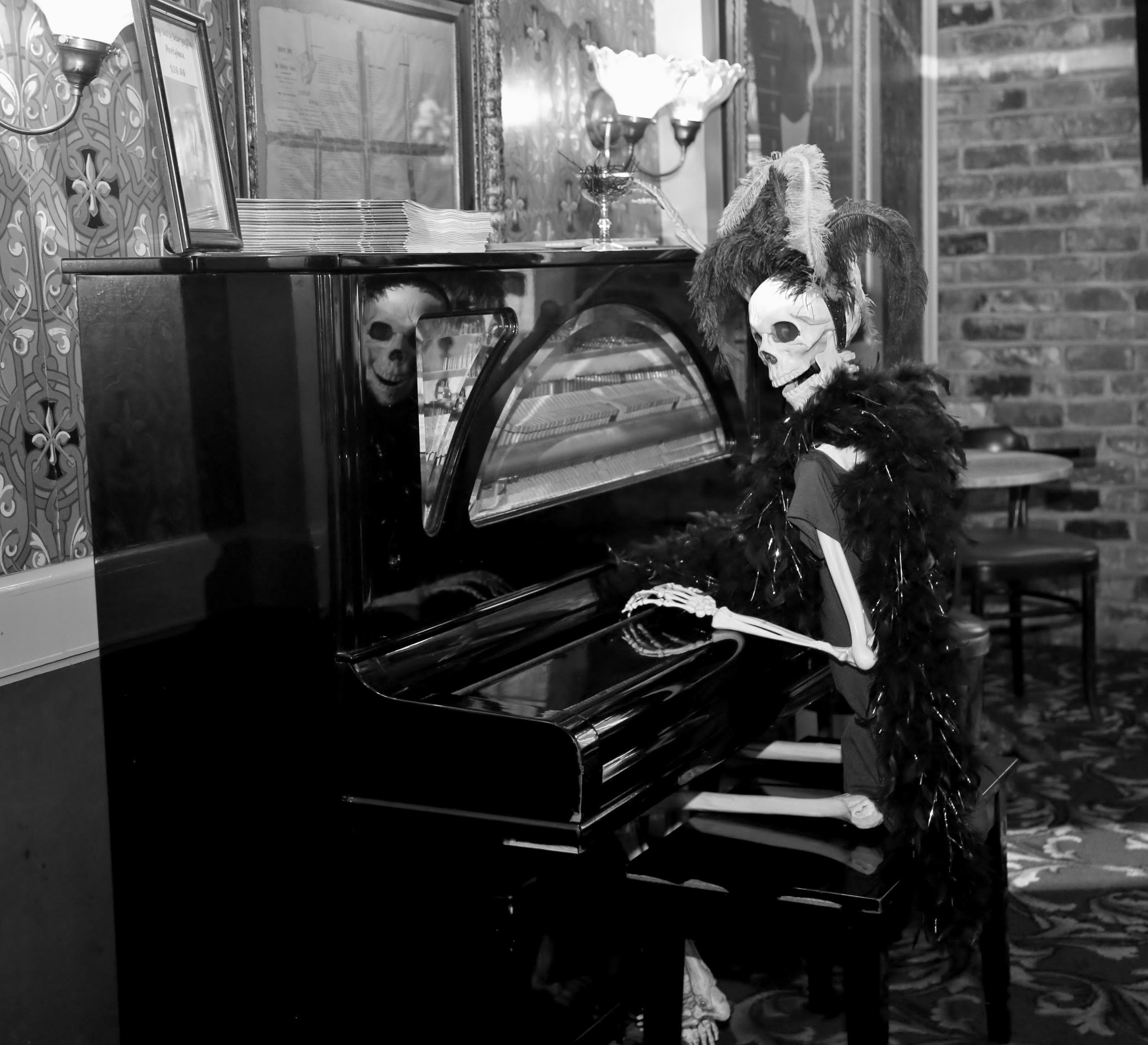 Explore New Orleans’ Dark Past: Haunted Pub Crawl in the French Quarter