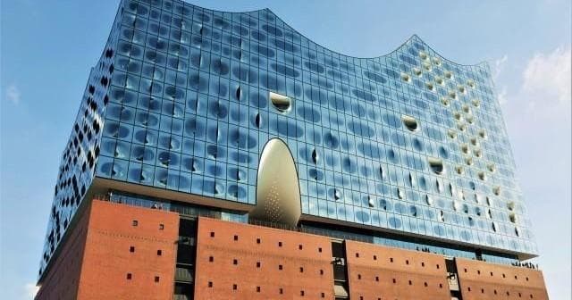 Urban Landmark Tour with Adventure World Tours in Hamburg