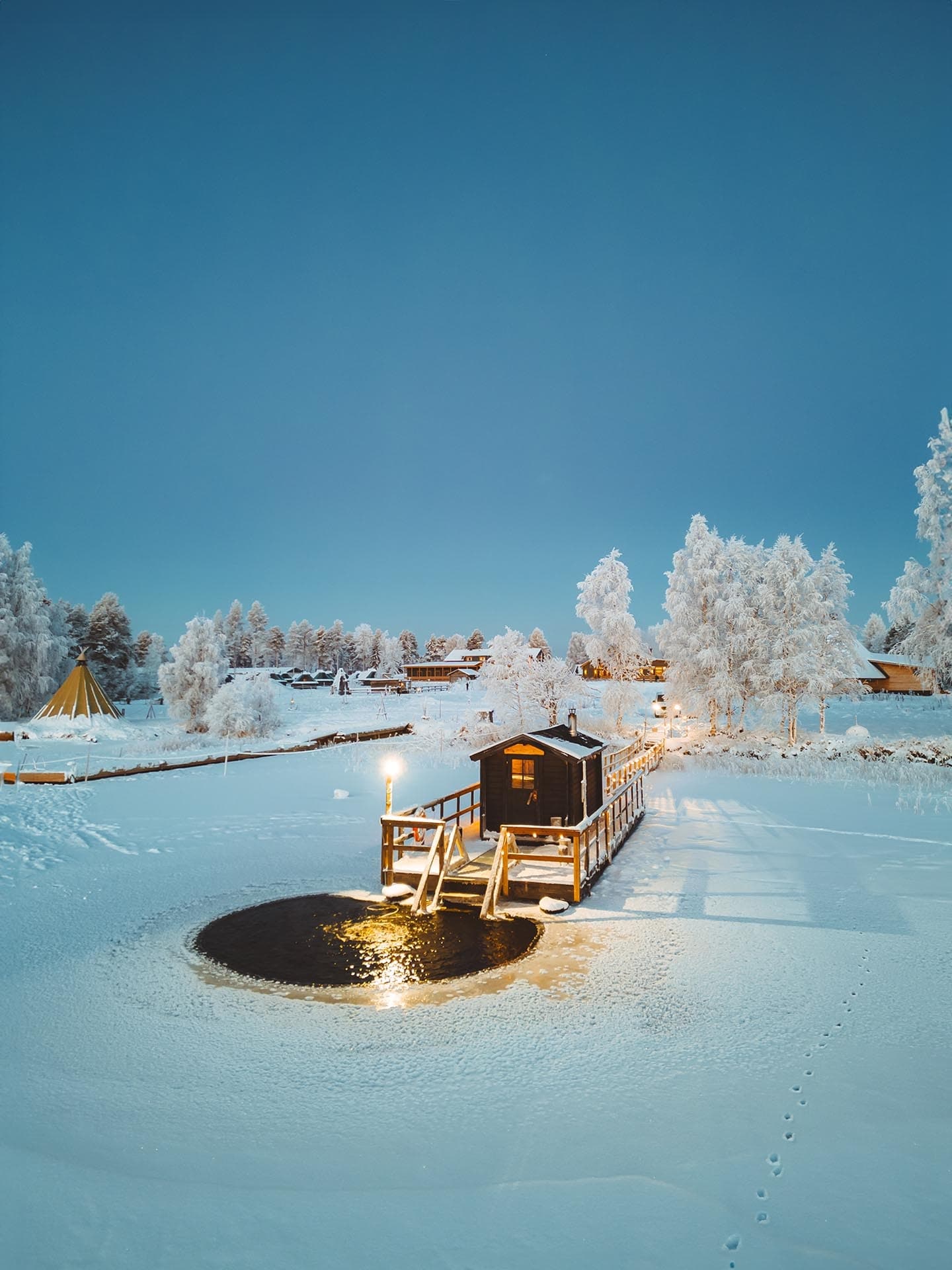 Lakeside Sauna & Arctic Bath at Apukka Resort in Rovaniemi