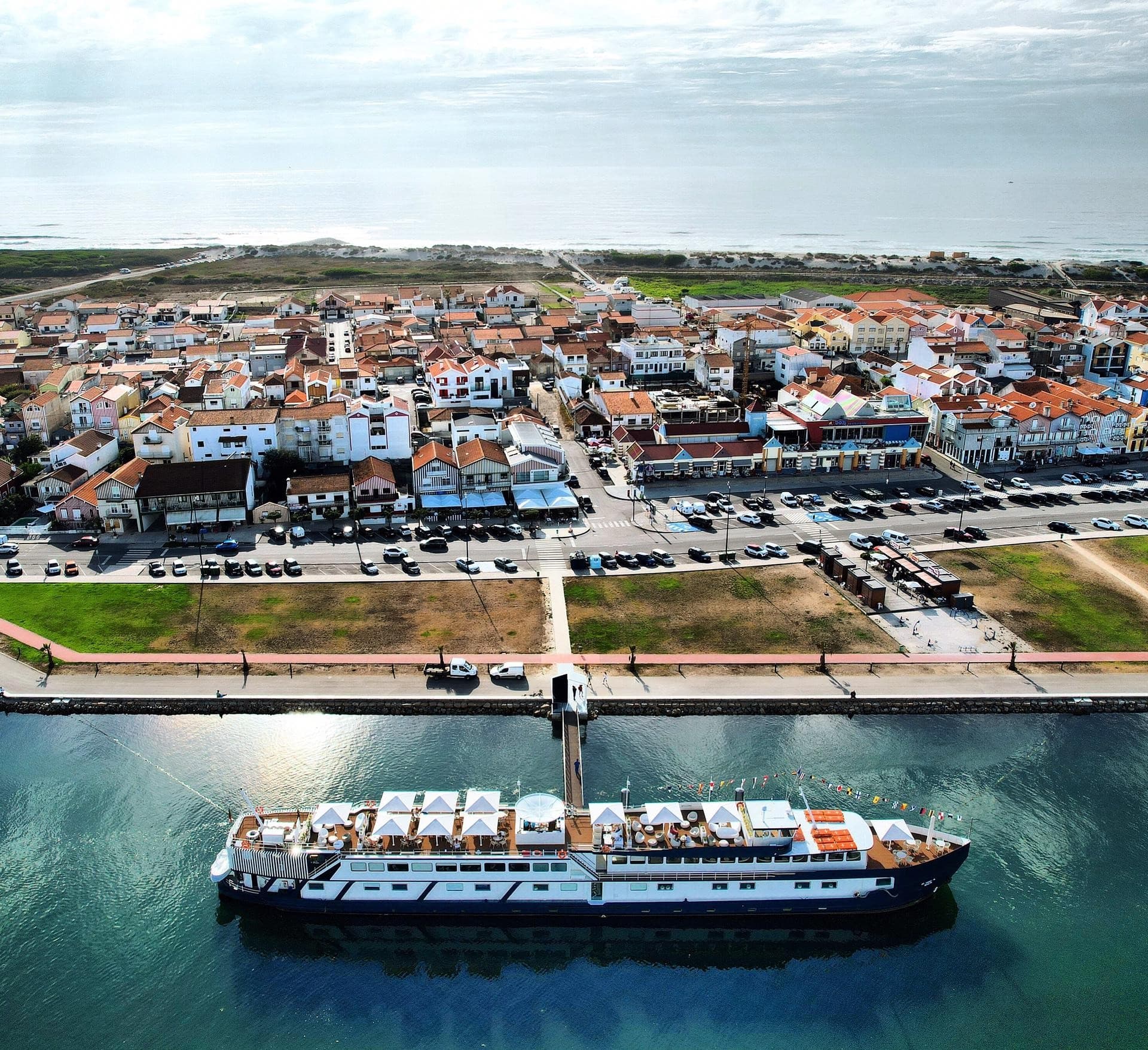 Barra Lighthouse and Costa Nova Van Tour: 90-Minute Coastal Highlights from Aveiro photo 3