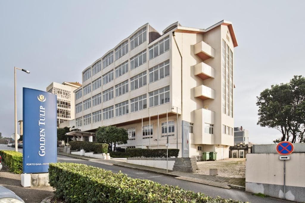 Smooth Arrival: Private Porto Airport Transfer from Vila Nova da Telha to Golden Tulip photo 1