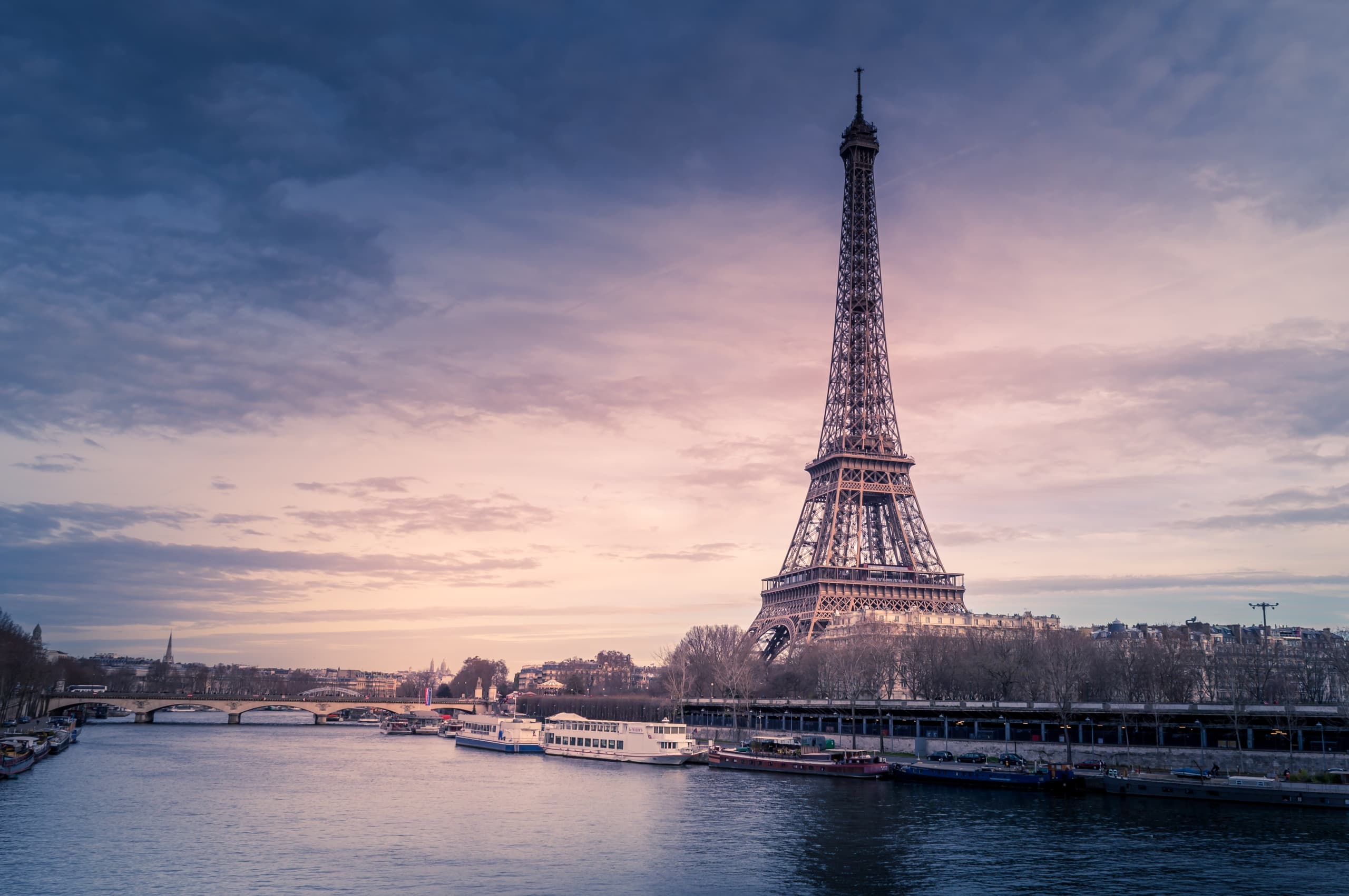 Cinematic Stroll at Eiffel Tower with Cine-Balade