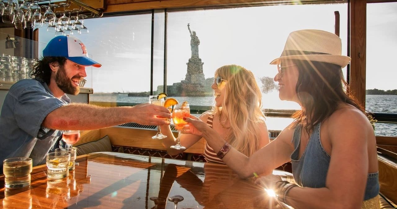 Yacht Manhattan Cocktail Cruise by Classic Harbor Line in NYC