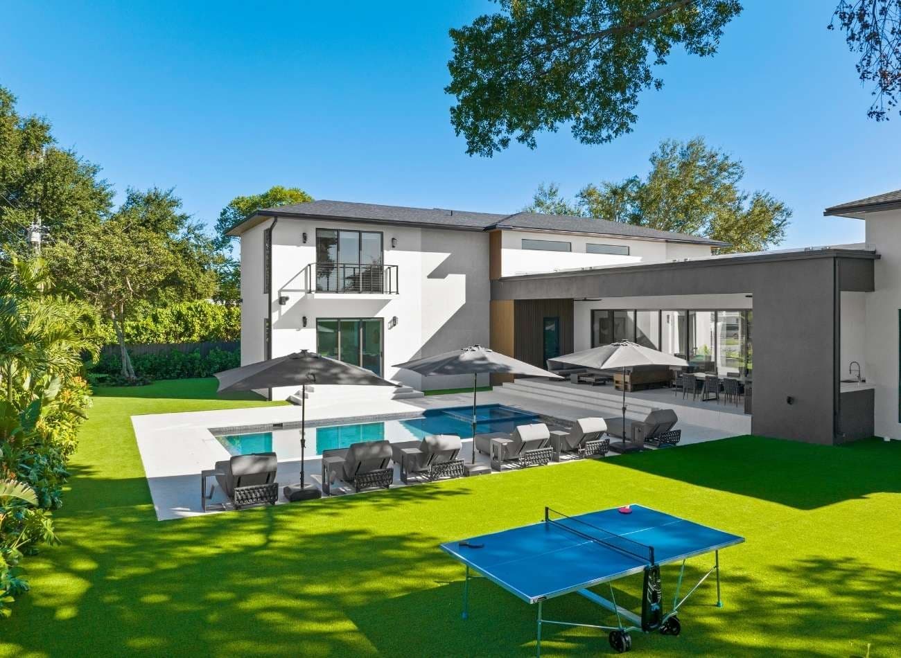 VILLA RUBY: Private 9-Bedroom Miami Estate with Pool & Spa