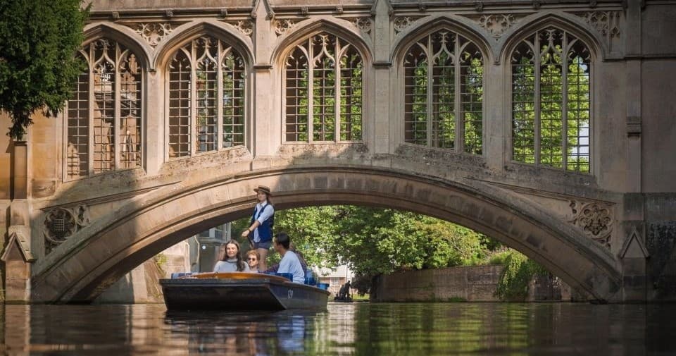 Cambridge Punting Tour with Alumni Tours