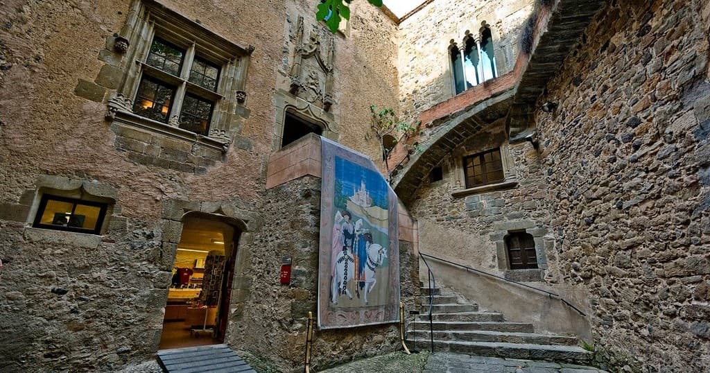 Art & Culture Land Adventure: Dalí Tour from Barcelona
