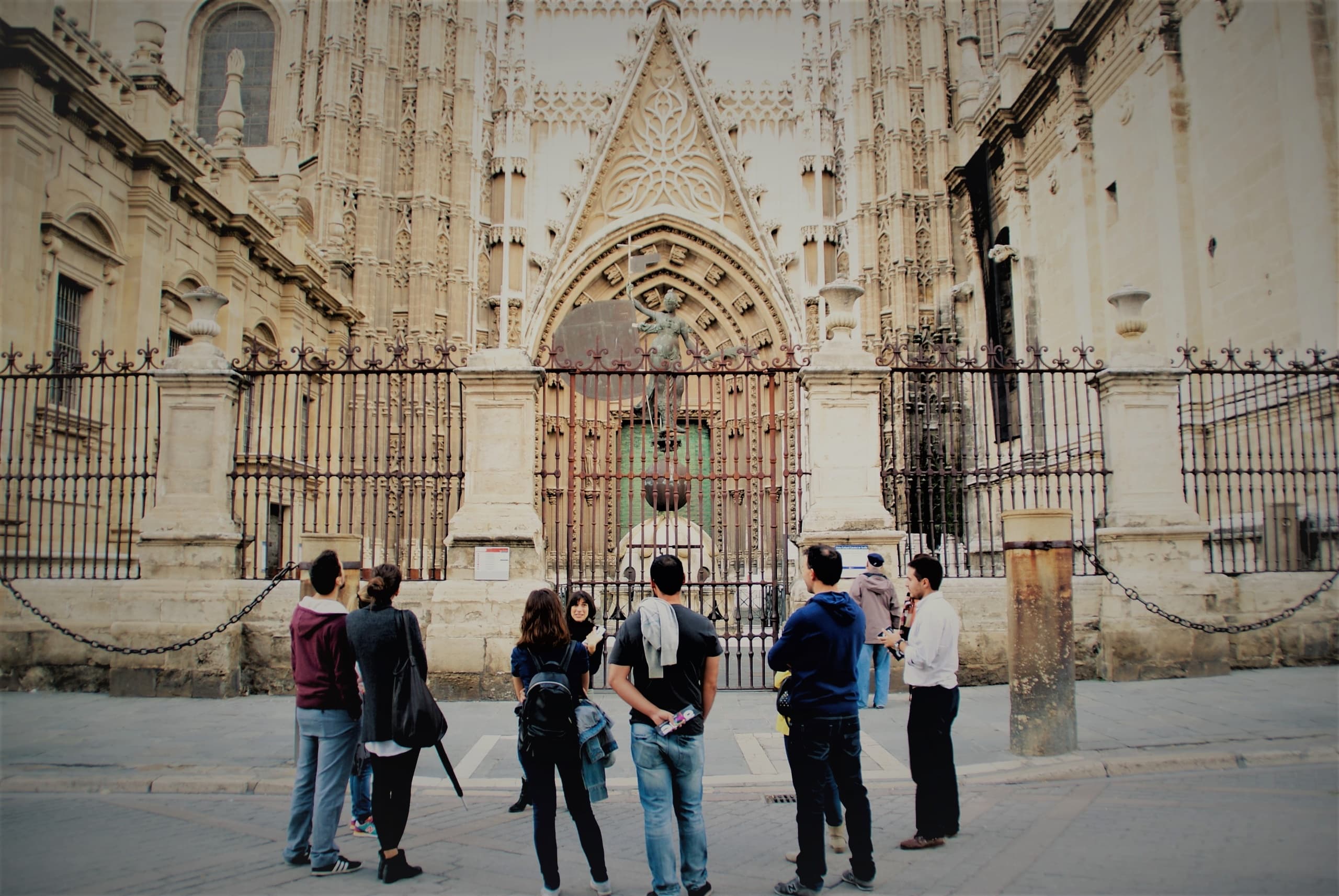 Historic Sightseeing Tour of Sevilla’s Iconic Landmarks with APIE Experiencias Turisticas