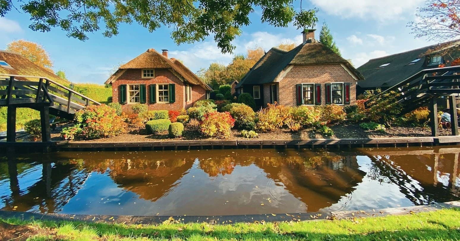 Cottage village canal views in Giethoorn with tranquil reflections