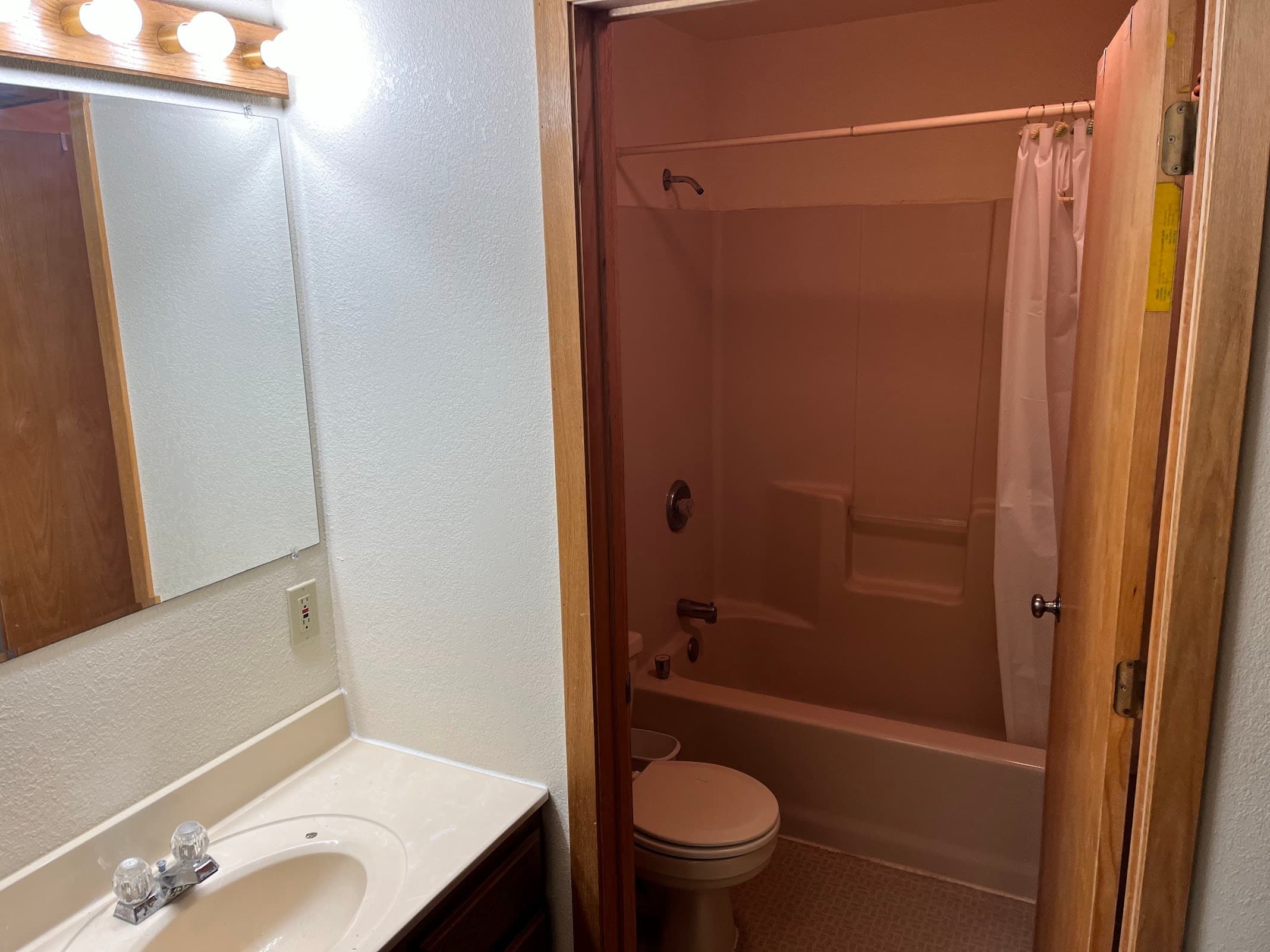Northwoods Bungalow Suite: Private Deck & Full Kitchen in Stillwater MN photo 3