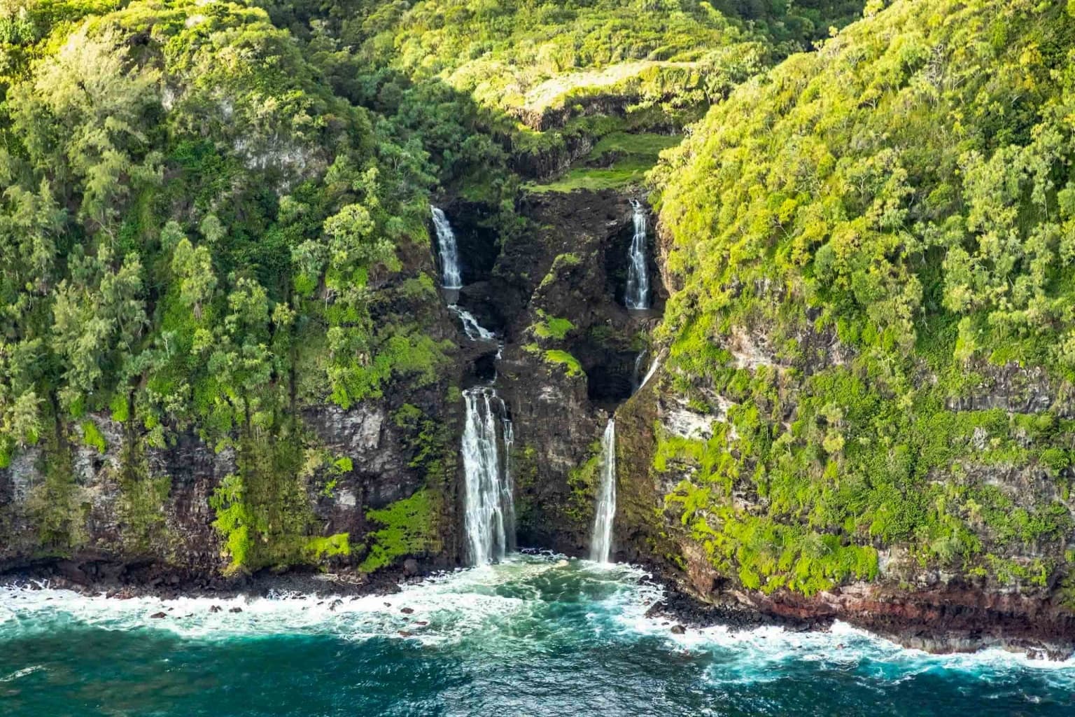 Explore Maui’s Road to Hana by Helicopter and Private Guided Tour
