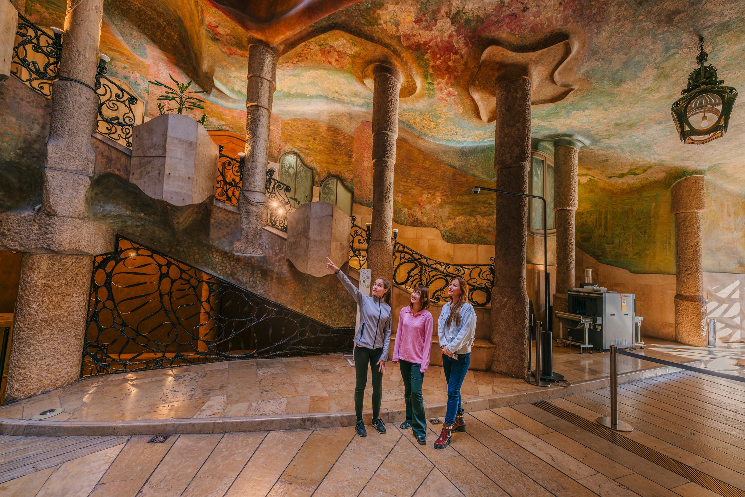 Casa Milà Sunrise Tour in Japanese: Early-Access La Pedrera Experience photo 2