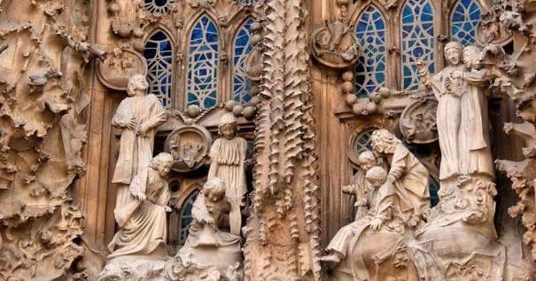 Urban History & Architecture Tour: Guiding Barcelona’s Gothic Quarter & Sagrada Familia