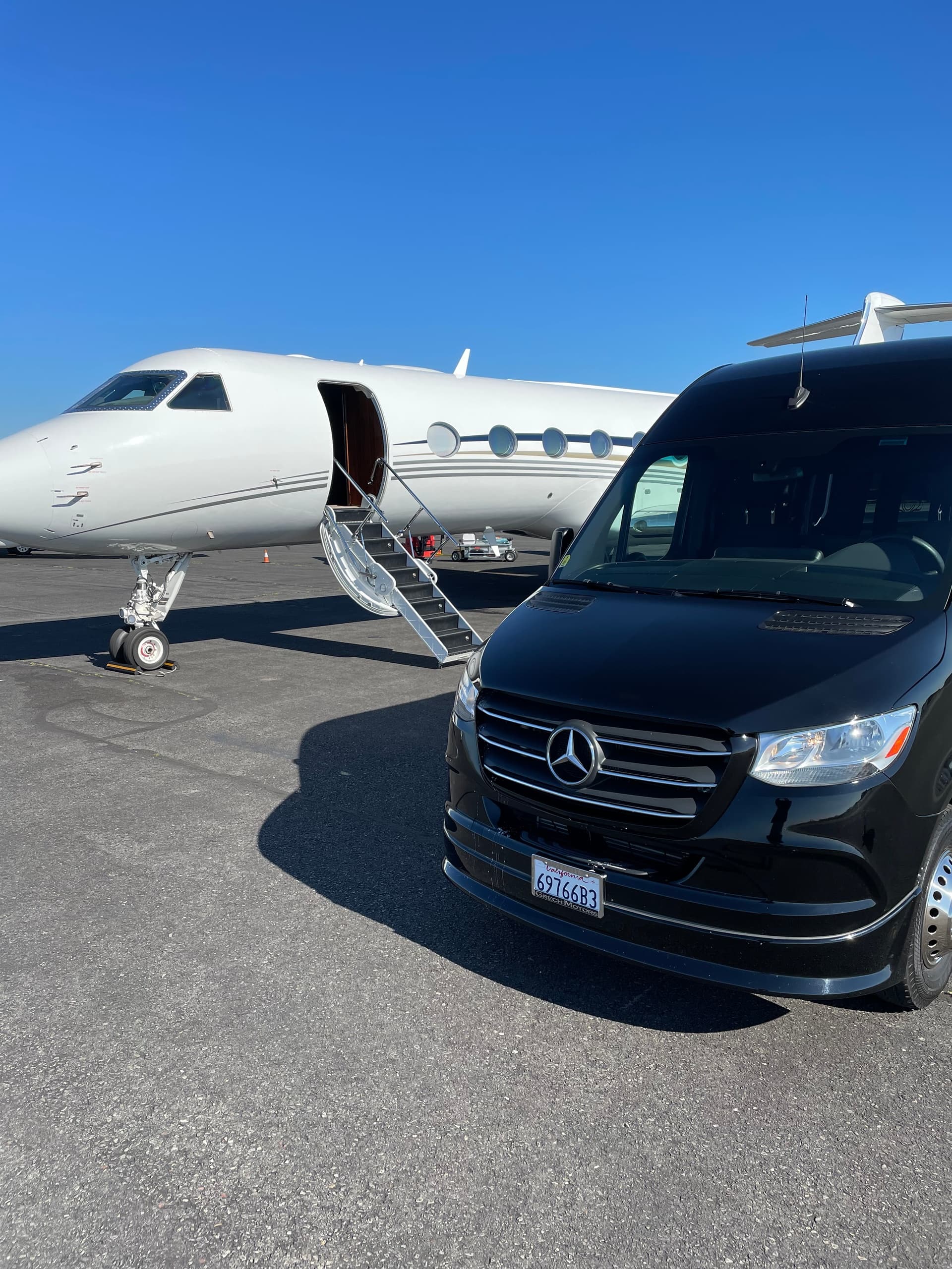 Luxury Airport Transfer Service in Napa Jet Center by Phenomenal Limos